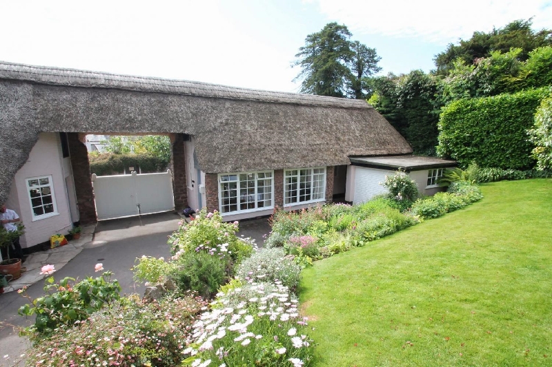 Finest Holidays - Priory Thatch Cottage