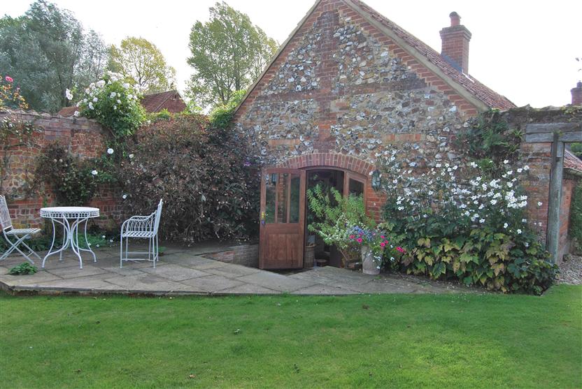 Finest Holidays - Garden Cottage (Wellingham)